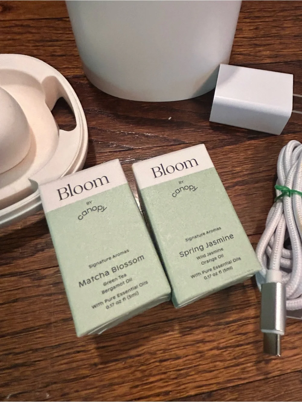 Bloom White USB Aroma Diffuser with Two Bloom Signature Oils - Picture 2 of 12
